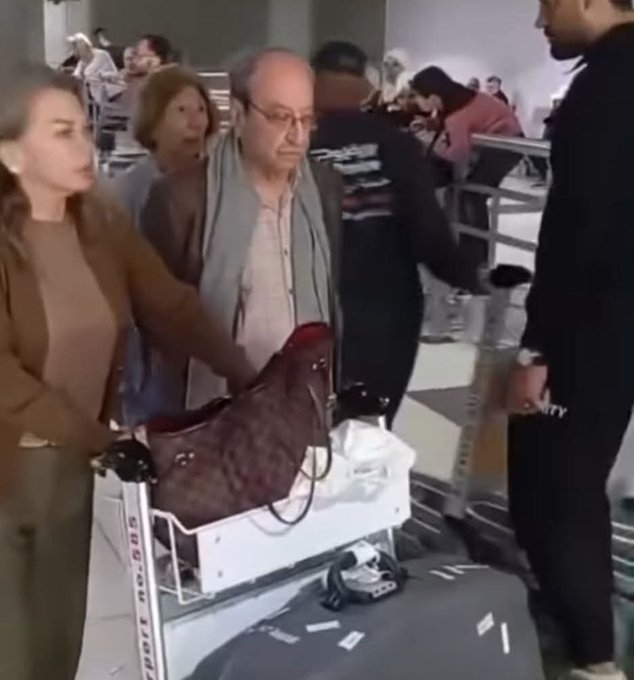 لقطات توثق لحظة وصول الفنان دريد لحام إلى مطار دمشق وسط جدل على مواقع التواصل (فيديو)