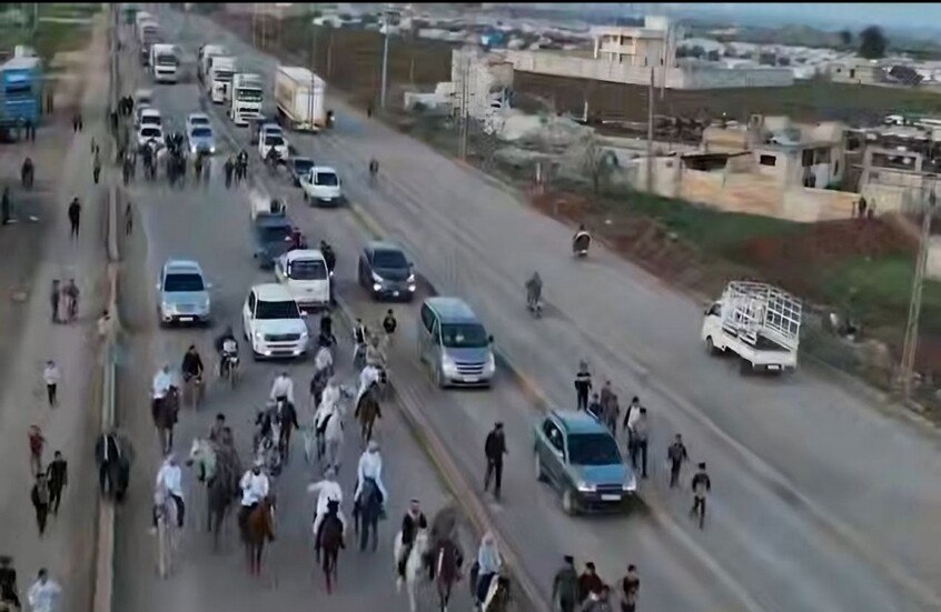 حجاج إسبان يصلون إلى سوريا في طريقهم إلى السعودية على ظهور الخيل في تقليد متوارث (فيديو)