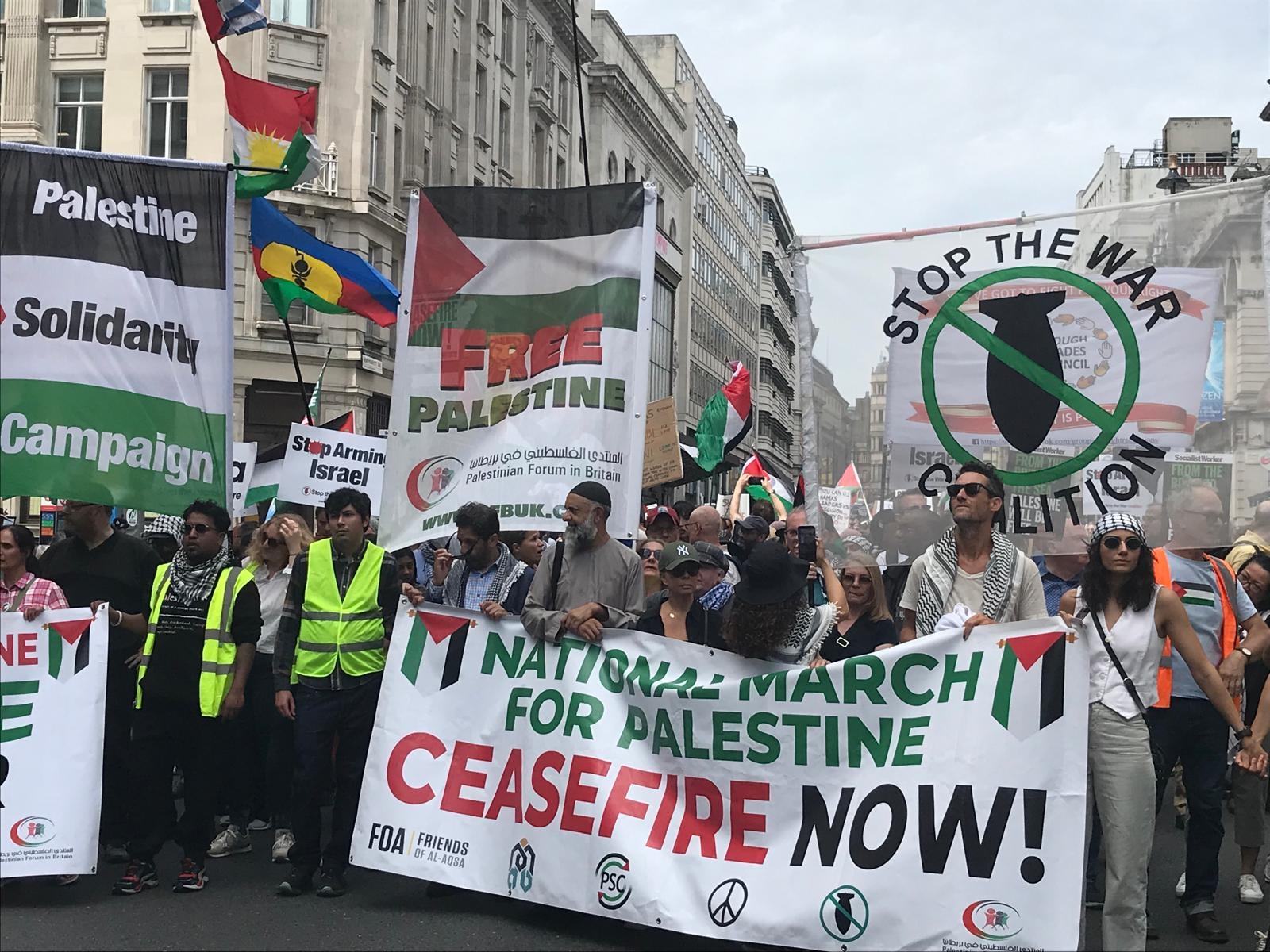 آلاف المتظاهرين مجددا أمام مقر الحكومة البريطانية يطالبون بوقف تصدير الأسلحة لـ 'إسرائيل'