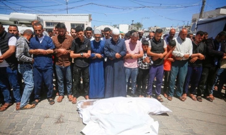 إسرائيل تقتل 15 فلسطينيا بينهم أسرة كاملة بقصف على غزة / شاهد