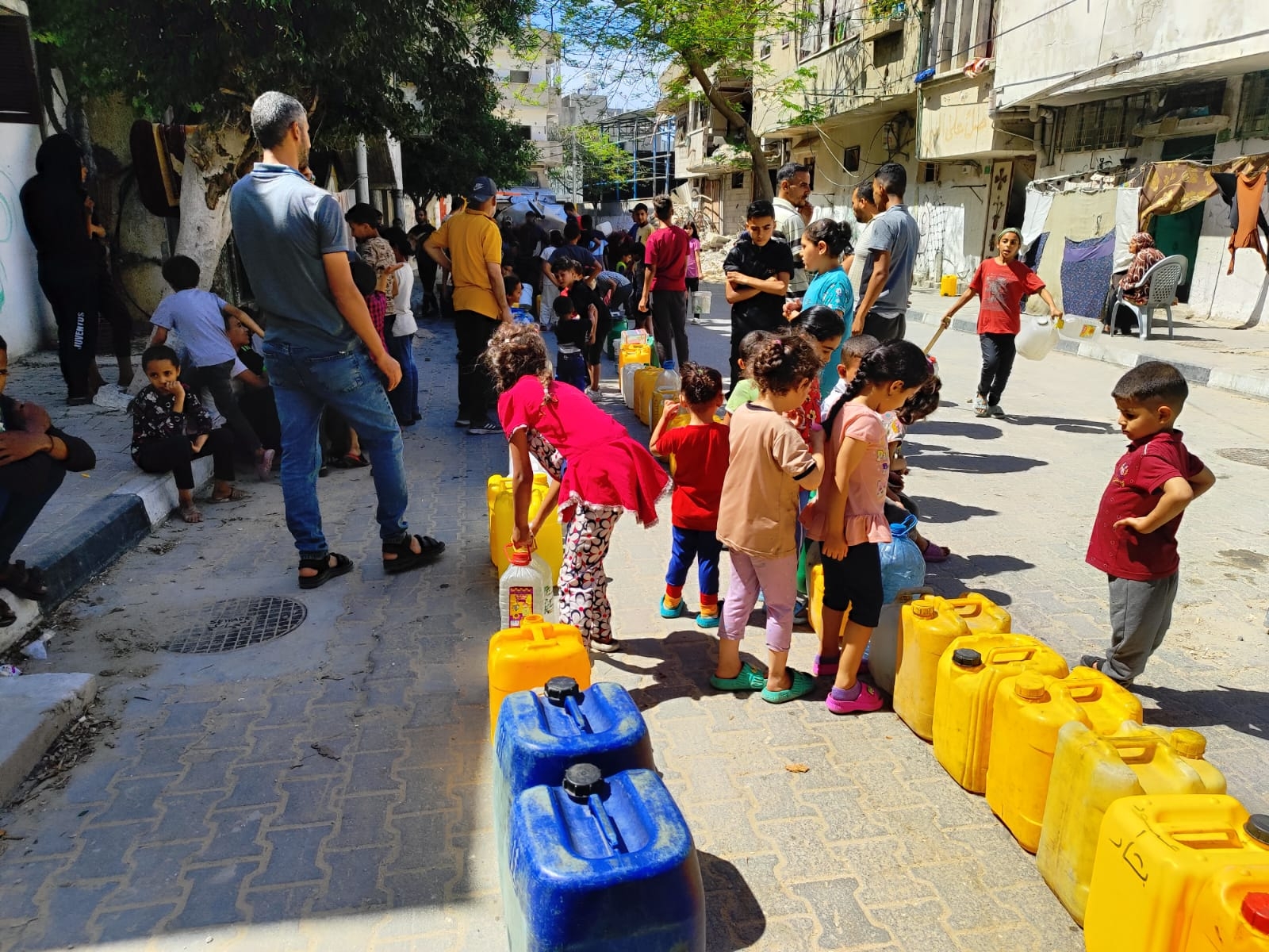 البحث عن المياه.. رحلة شاقة يعانيها أهالي غزة بسبب حصار الاحتلال