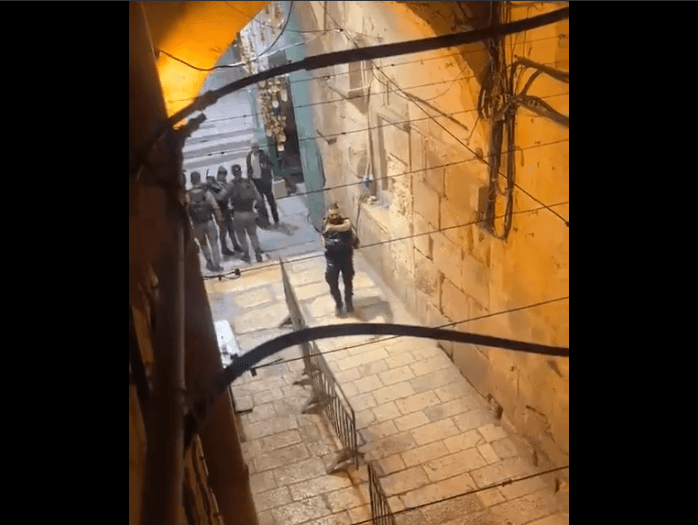 إصابة عنصر أمن في عملية طعن قرب باب السلسلة بالقدس / فيديو