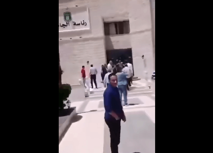 طلاب يهاجمون مبنى رئاسة جامعة عجلون احتجاحا على منع حفل تخرج / فيديو