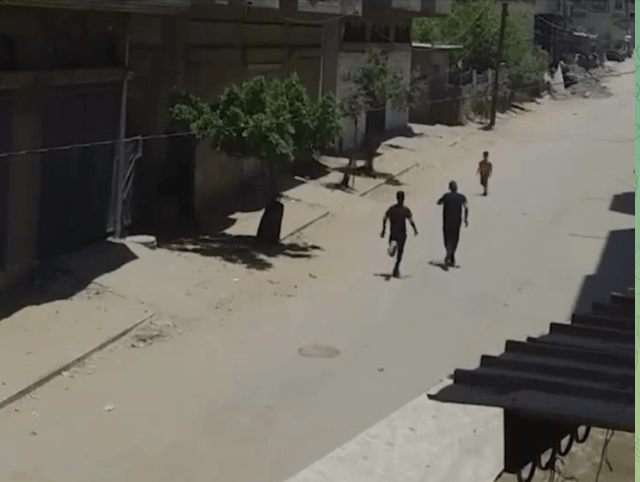 'عناية ربانية'.. طفل ينجو من موت محقق قبل ثوان من قصف إسرائيلي لمخيم جباليا / فيديو