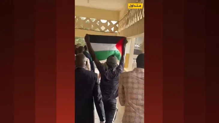 شاهد: طلاب يطردون السفير الإسرائيلي من جامعة في السنغال