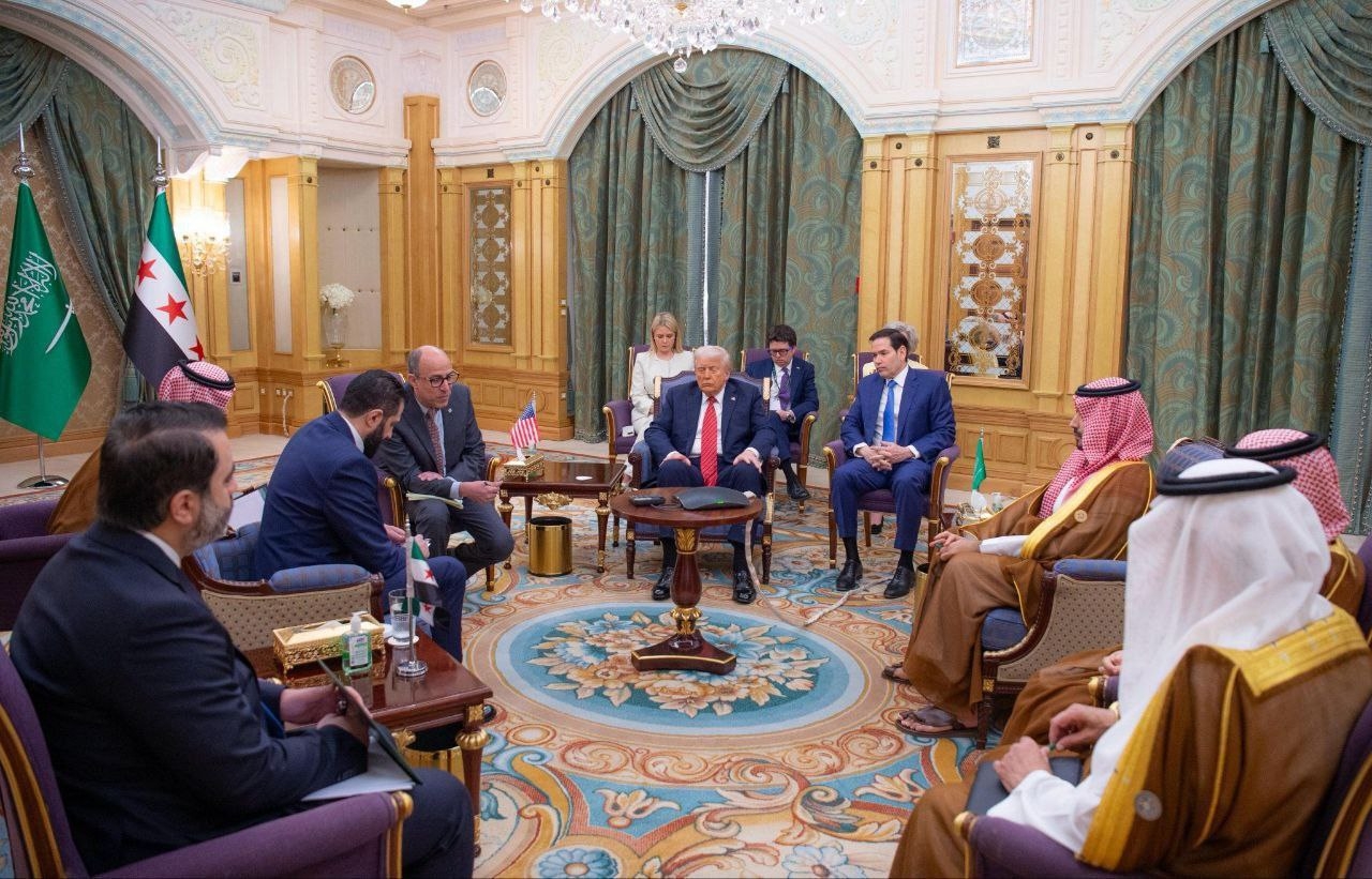 ترامب يجتمع مع الشرع في الرياض