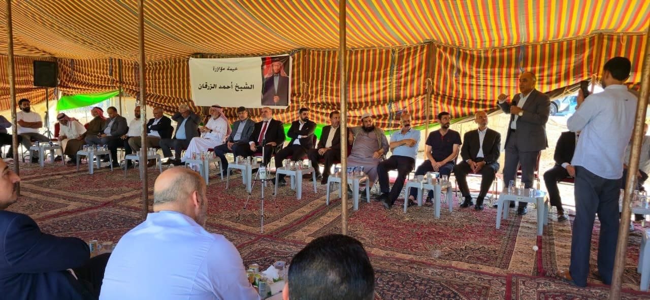 وجهاء عشائر ونواب وشخصيات وطنية من جميع مناطق الأردن في خيمة التضامن مع الشيخ الزرقان في الطفيلة - صور