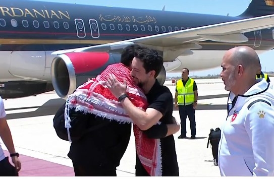 النشامى يصلون أرض الوطن مع ولي العهد / فيديو
