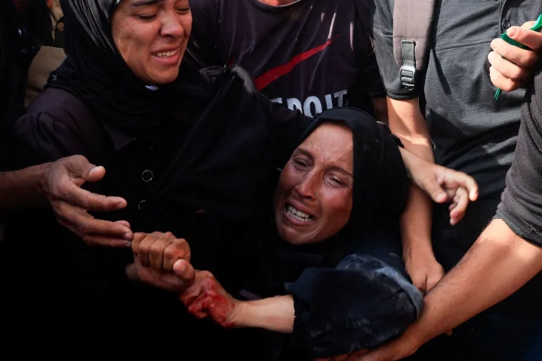 بالصور.. مساعدات غزة طرود مخضبة بالدماء