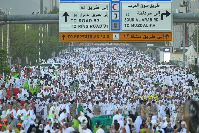ضيوف الرحمن يتوافدون على مشعر منى لرمي جمرة العقبة / فيديو
