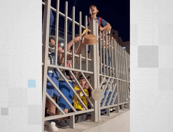بالفيديو.. أطفال حي الطفايلة يقرعون الأواني رفضا لتجويع غزة