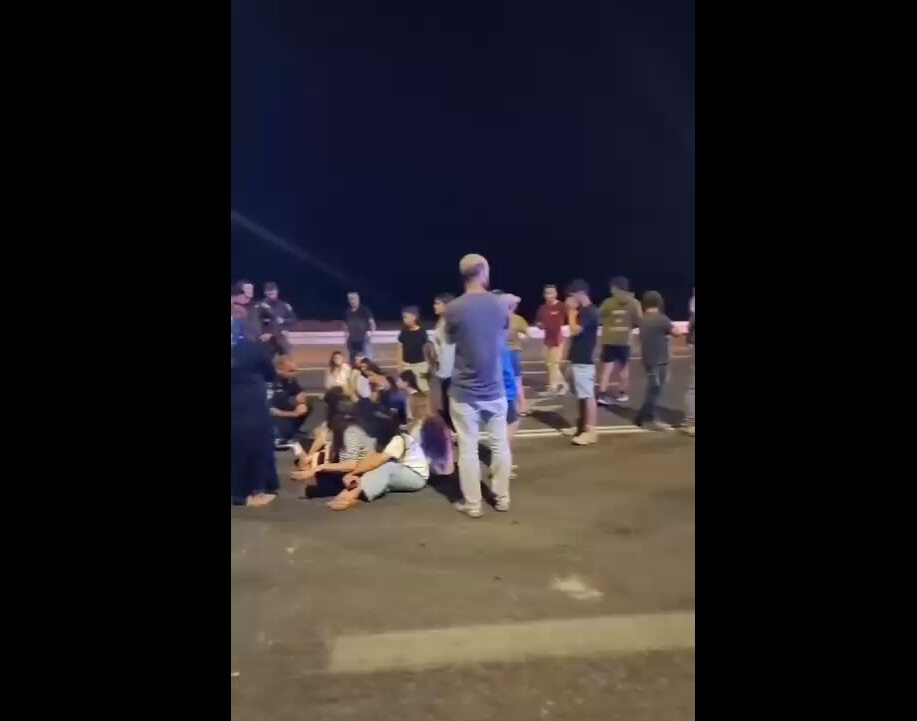 مستوطنون يغلقون الطريق لمنع عبور شاحنات المساعدات المتجهة إلى قطاع غزة / فيديو