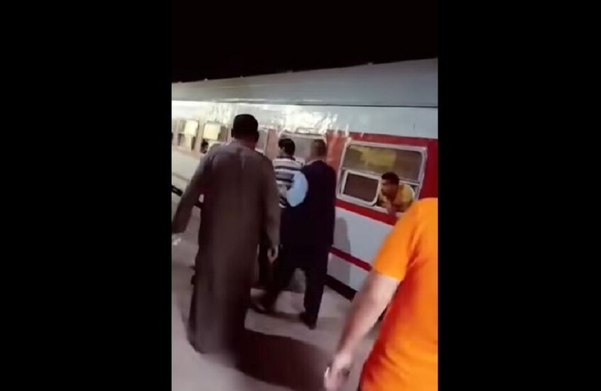 فيديو داخل محطة قطار في مصر يثير ضجة / شاهد