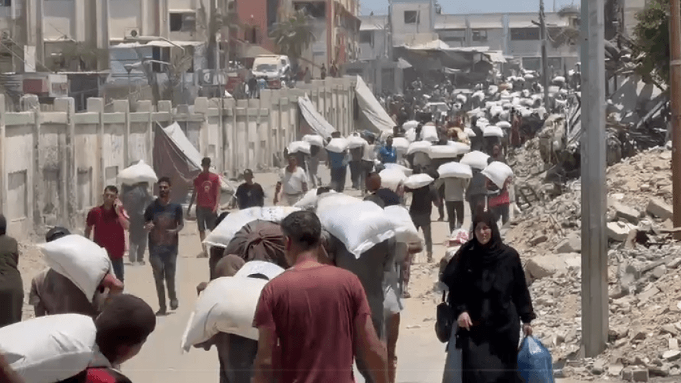 دخول كميات كبيرة من الطحين الأردني إلى قطاع غزة / شاهد