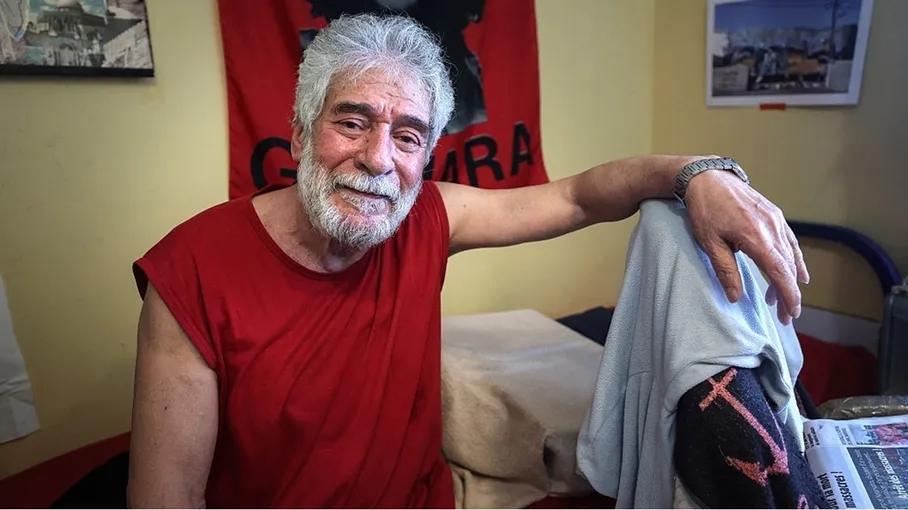 جورج عبدالله يغادر سجنه في فرنسا وطائرته تحط في لبنان (شاهد)
