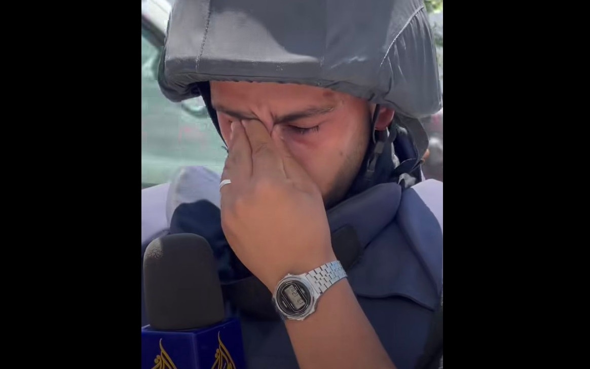 أنس الشريف ينقل مشهد سيدة سقطت أرضا بسبب الجوع بمدينة غزة / فيديو