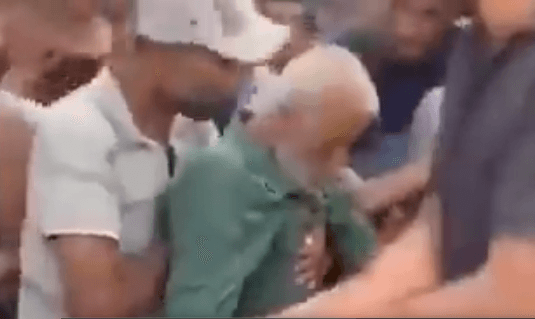 رجل فلسطيني مسن يسقط بسبب الجوع في غزة / فيديو