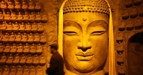 ‘At his feet I pay homage, cupping my hands in reverence': The Buddha as man, animal, and god