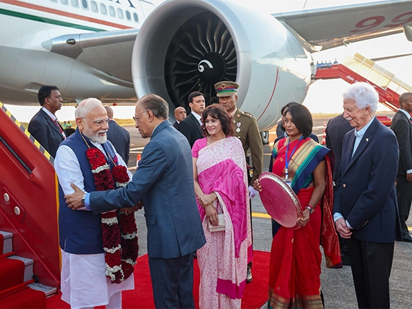 Mauritius PM, alongwith 200 dignitaries welcome PM Modi at airport