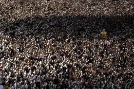 توقف الطواف حول الكعبة المشرفة بسبب الزحام الشديد (فيديو)