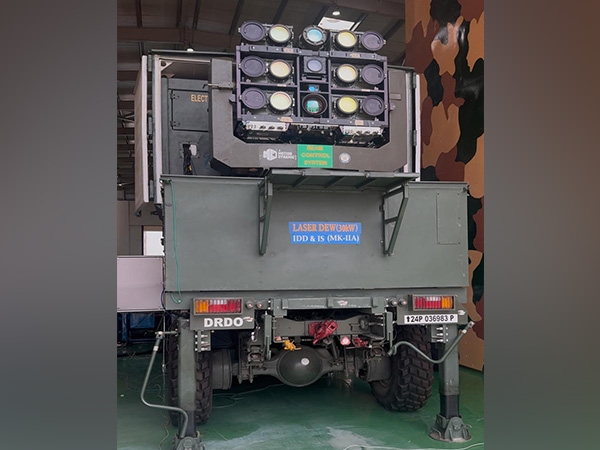 India demonstrates "Star Wars" capability to shoot down fixed-wing drones, swarm drones using high-power laser weapons