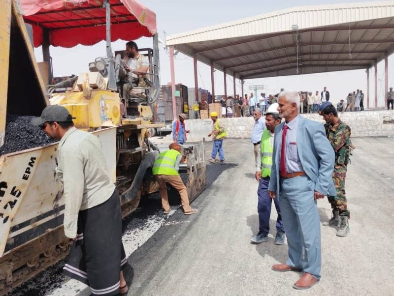 المهرة… مدير عام جمرك ميناء شحن يتفقد سير أعمال السفلتة بساحة الجمرك