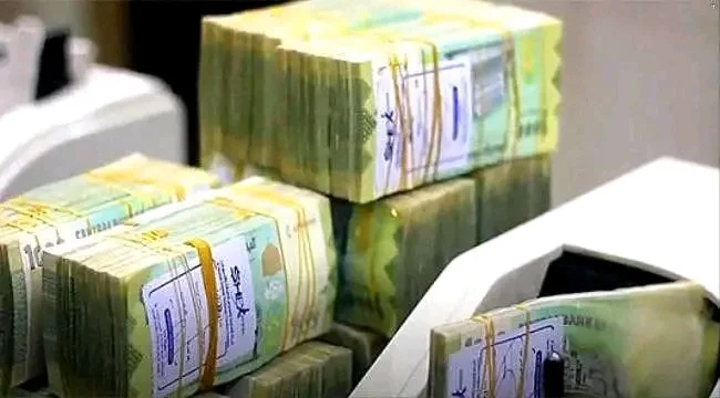 الريال اليمني يتراجع أمام الدولار والريال السعودي: تفاصيل الأسعار في عدن وصنعاء
