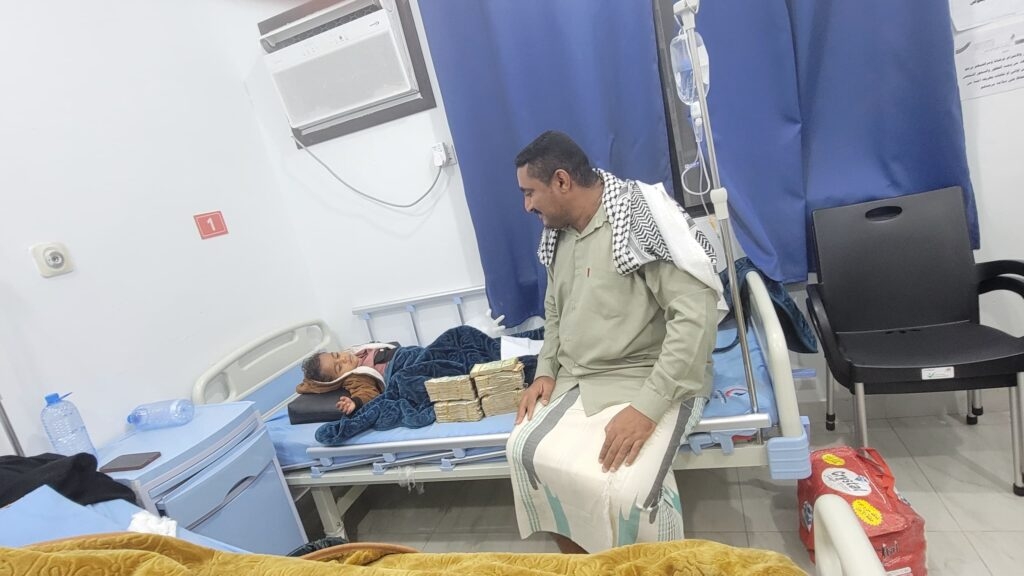 بعد نجاح العملية الجراحية له : فاعلي خير يقدموا (مليون وثلاثمائة وخمسون ألف ريال يمني) لأسرة الطفل 'ياسر مكحل'