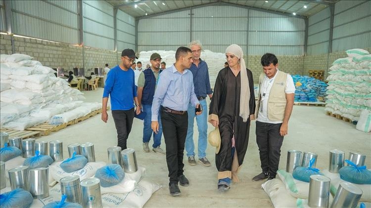وفد WFP يتفقد توزيع مساعدات غذائية في مديرية الوادي بمأرب ضمن الدورة الثانية لعام 2025