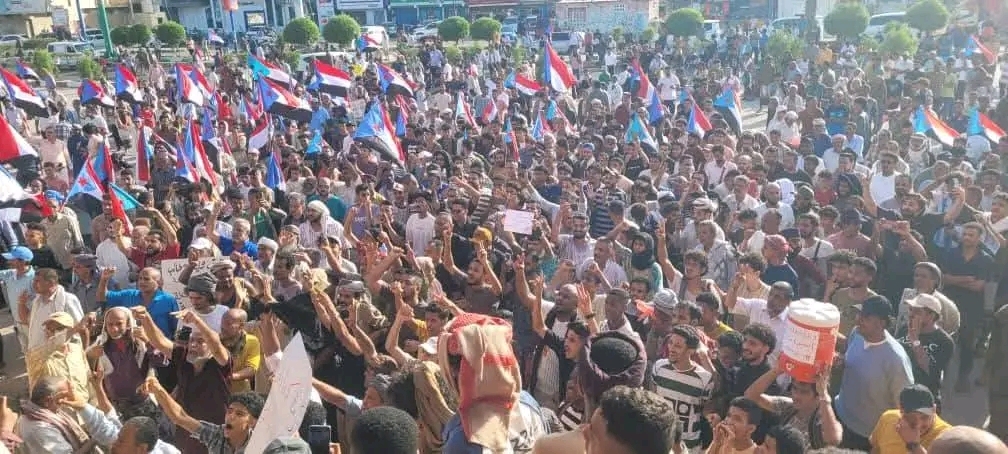 عدن : الآلاف يهتفون ضد تدهور المعيشة وانقطاع الخدمات