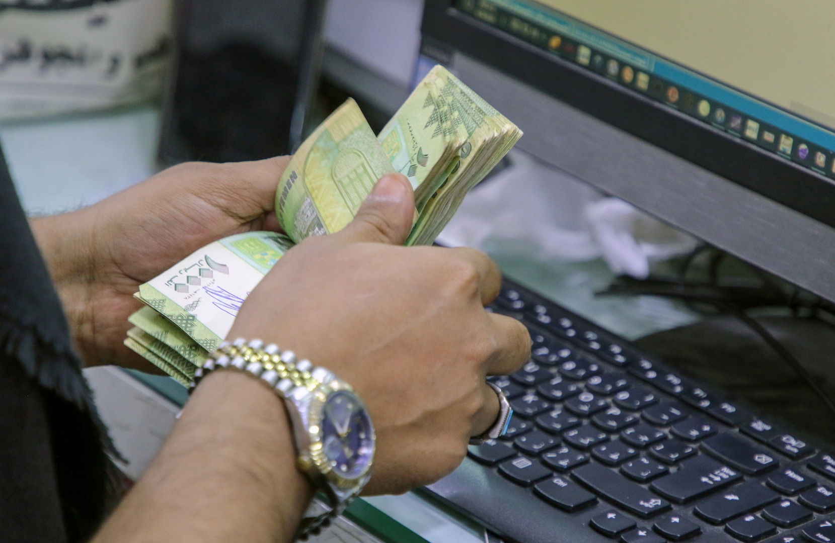 تحديث أسعار صرف العملات الأجنبية مقابل الريال اليمني في صنعاء وعدن