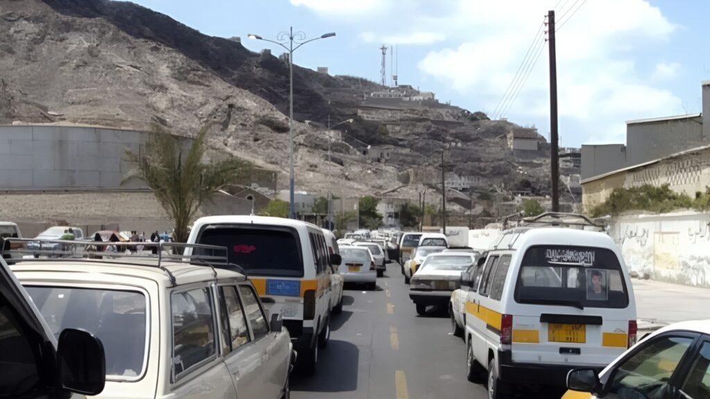 موجة غضب في عدن بعد قفزة مفاجئة في أسعار النقل بين المديريات
