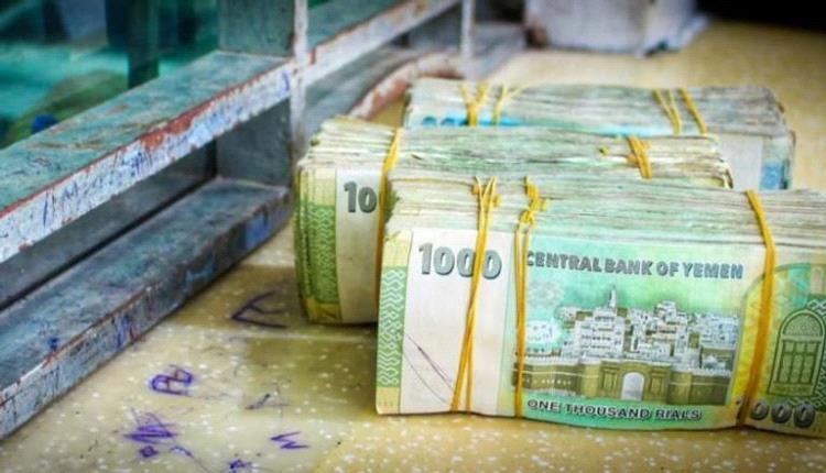'براتب لا يتجاوز 100 ريال'.. صحفي يفضح مأساة الموظف!