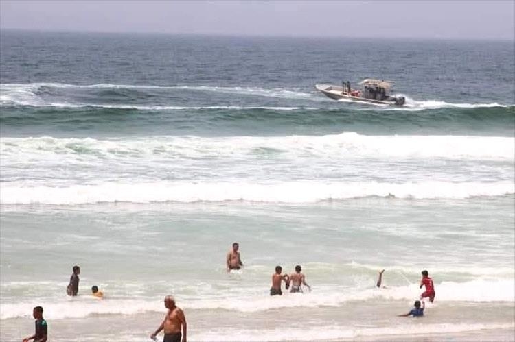 نجاة بأعجوبة.. إنقاذ صياد مسن بعد حادث مروّع بسواحل المكلا