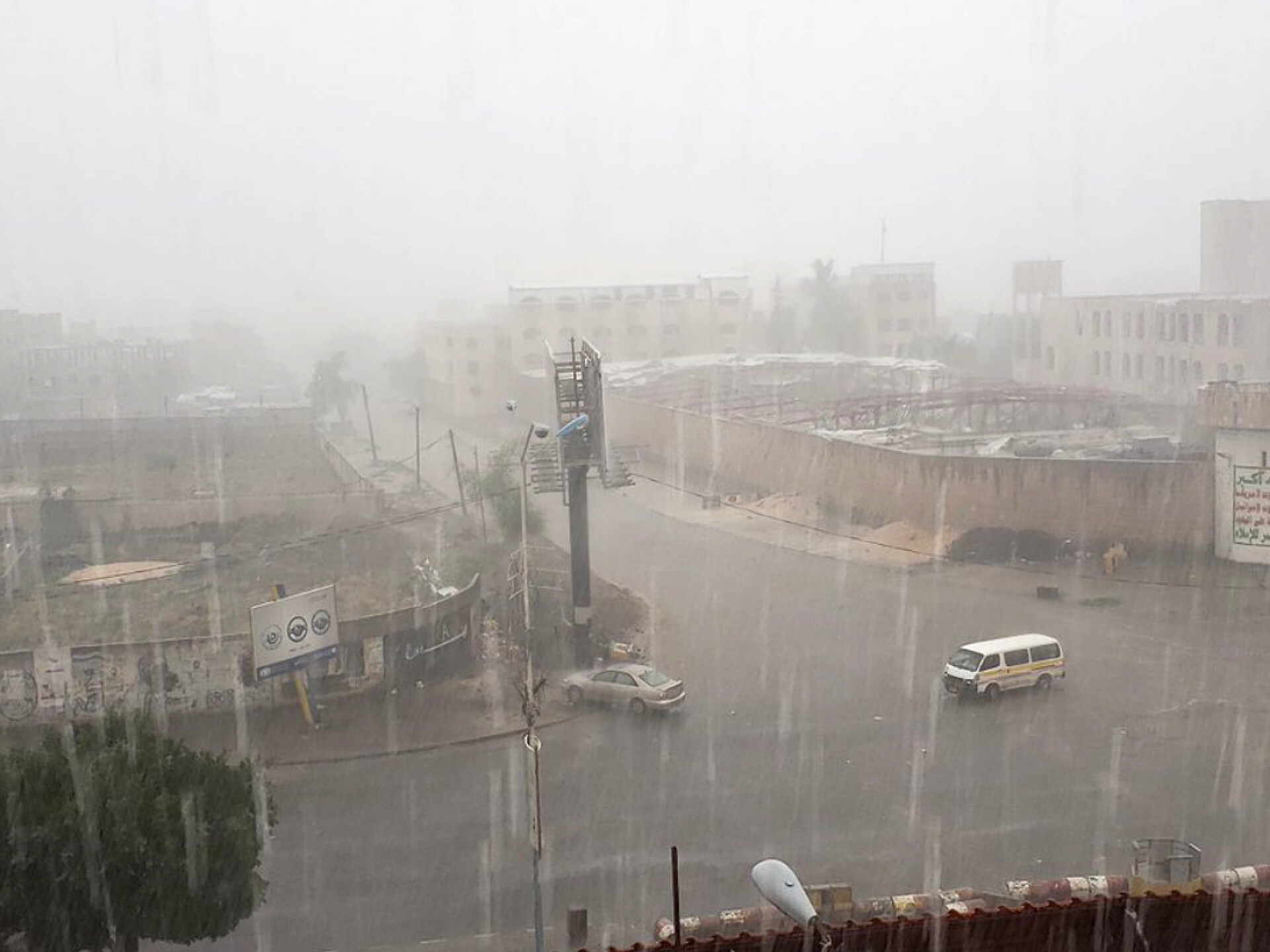 فلكي يحذر: أمطار غزيرة وسيول مرتقبة مع بداية موسم سهيل!