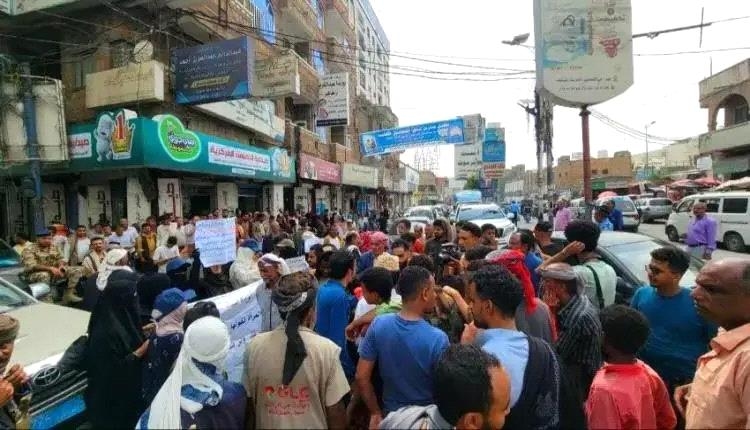 تعز تشهد احتجاجات غاضبة تطالب بتحسين الخدمات الأساسية وخفض الأسعار
