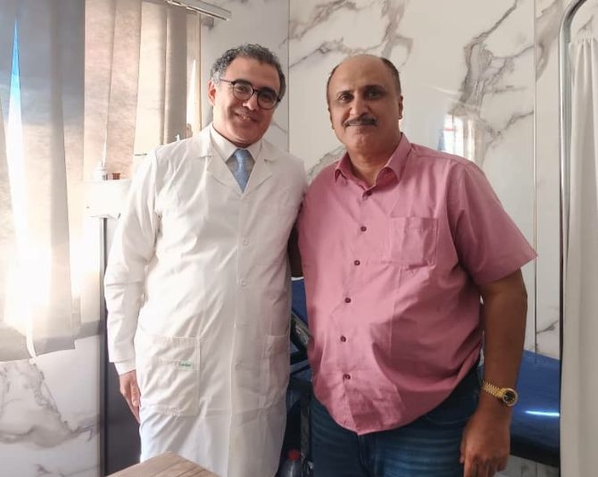 شيخ مشايخ الحوطة وتبن الشيخ خالد يوسف العزيبي يشيد بالدكتور أحمد حسام أبو زامل: الطبيب الذي أعاد للطب معناه الإنساني
