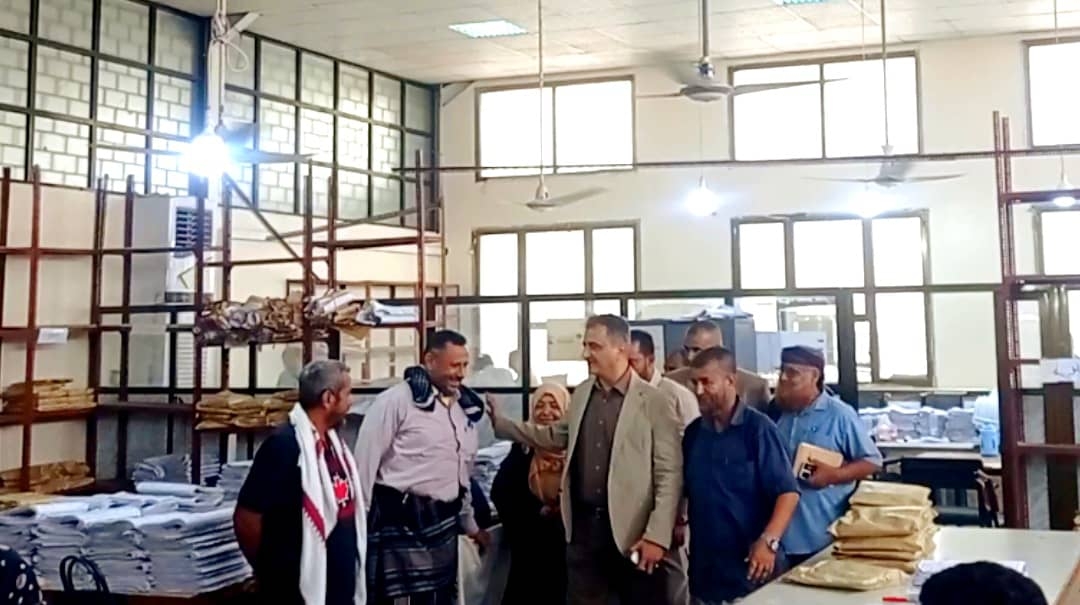 محافظ عدن يتفقد سير كنترول الثانوية العامة، و يُشيد بجهود العاملين.