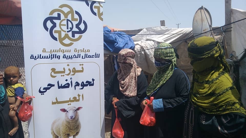 مبادرة 'سواسية' توزّع لحوم الأضاحي في مخيم الفيوش للنازحين