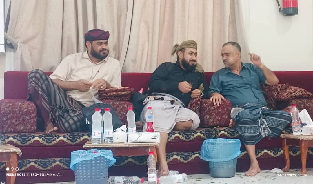 شيخ مشايخ قبائل الصبيحة وقيادات عسكرية يقدمون واجب العزاء لأسرة الفقيد اللواء محمد بن محمد عسكر