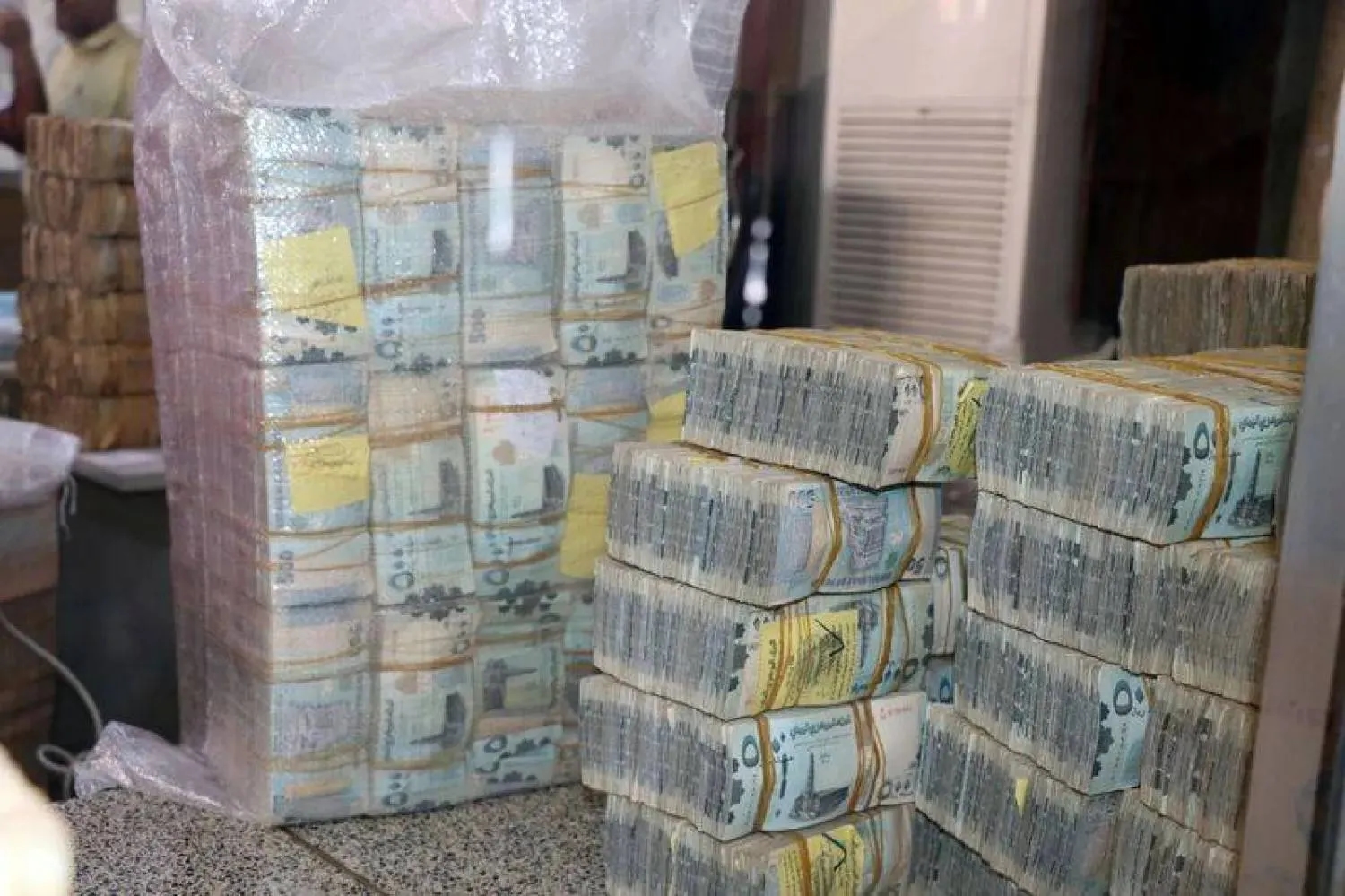 الريال اليمني يستعيد ثلث قيمته وسط سعي حكومي لضبط الأسعار
