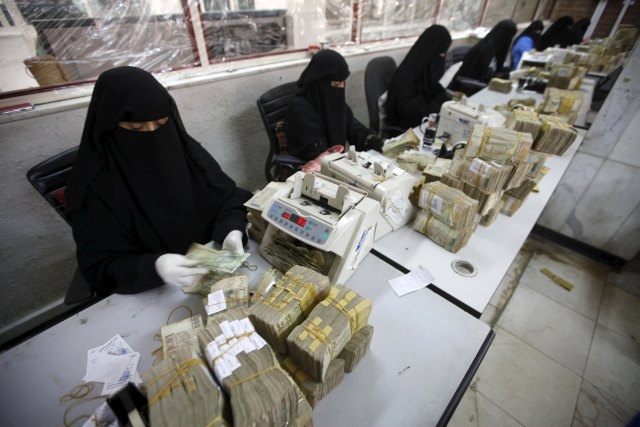 خبير اقتصادي يكشف عن رد الحوثيين على تحسن سعر الصرف في عدن