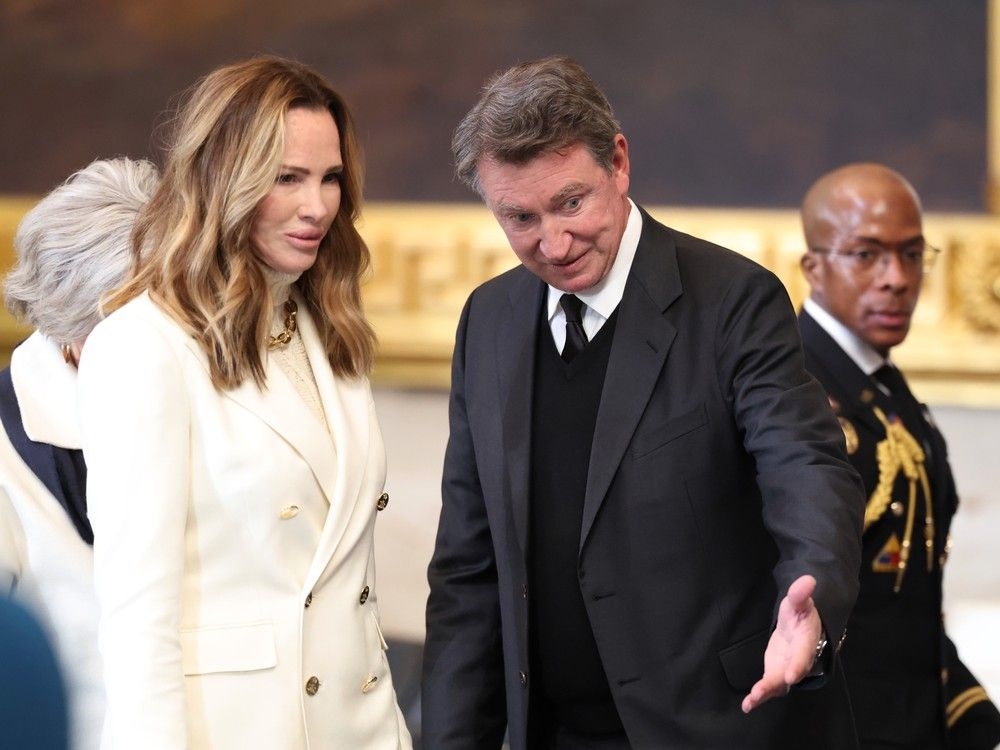 'Forget about the past': Fans weigh in on criticism of Wayne Gretzky over Trump ties