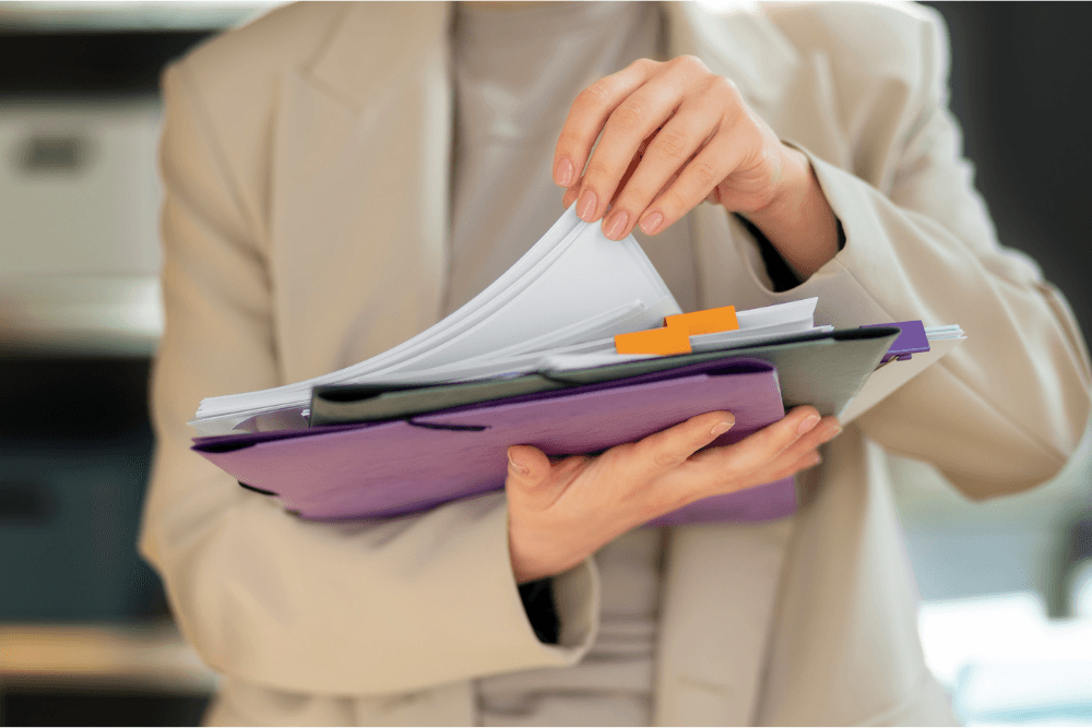 This software program offers access to thousands of simplified contract templates