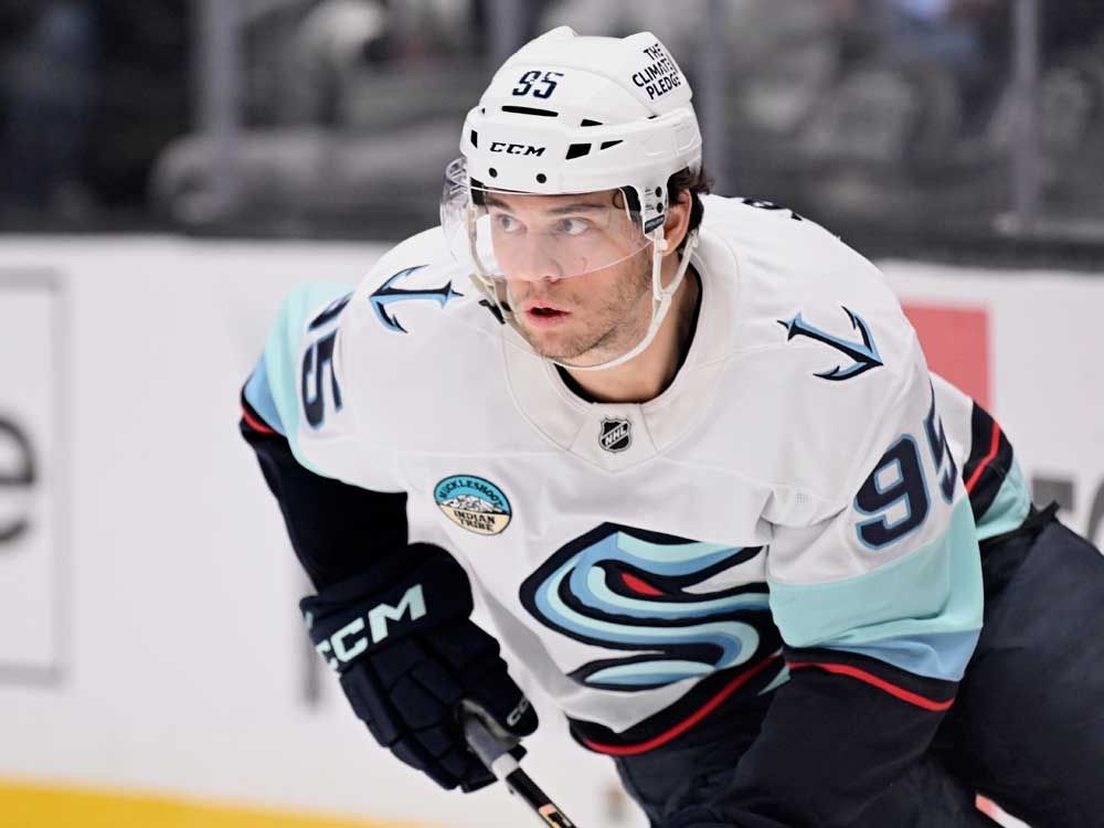 Blackhawks acquire Andre Burakovsky from Kraken in exchange for Joe Veleno
