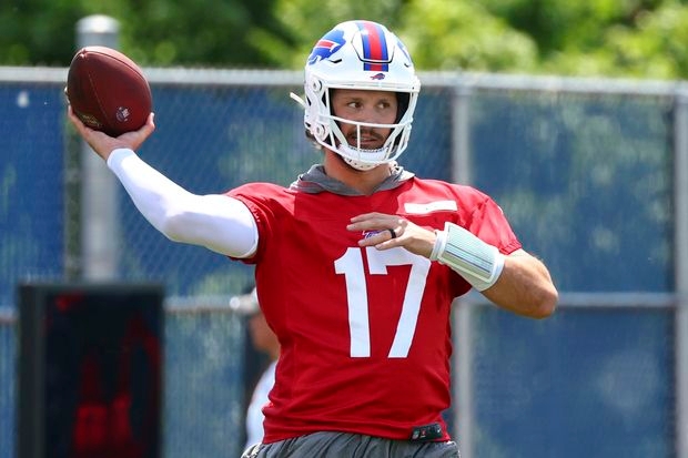 Bills QB Josh Allen shows off new ring following Hailee Steinfeld marriage