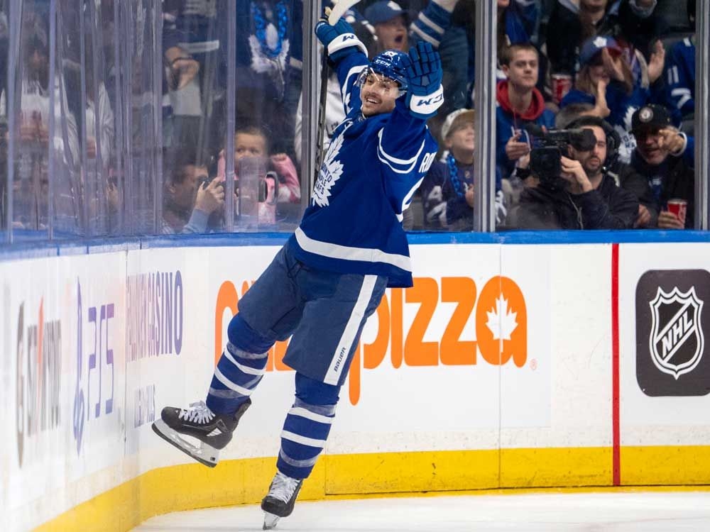 Nick Robertson and Maple Leafs avoid salary arbitration with one-year deal