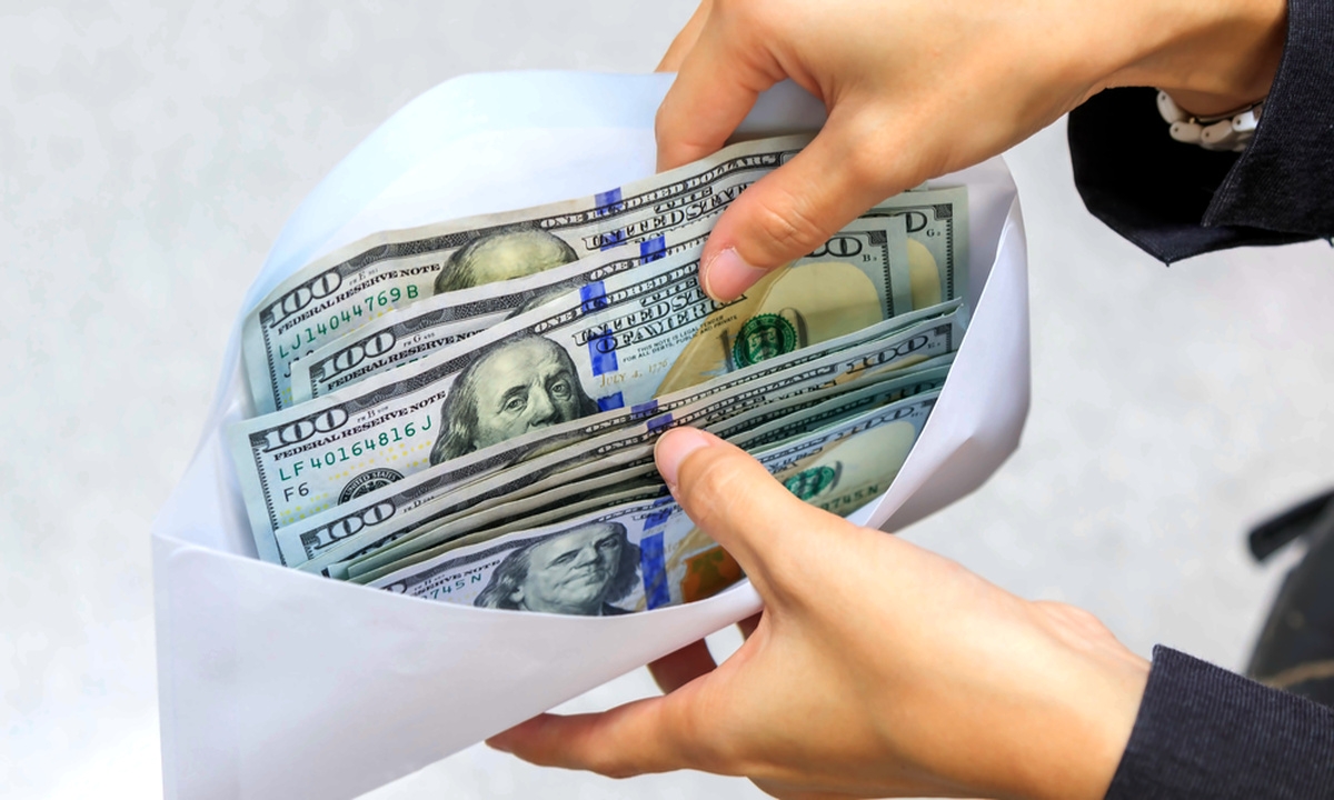 كيف ربحت أم شابة 6,300 دولار شهريًا من دخل سلبي دون أن تضحّي بأمومتها؟