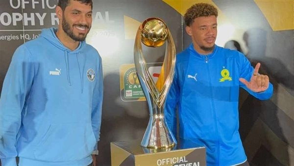 علي جبر يلتقط صورة تذكارية مع كأس دوري أبطال إفريقيا