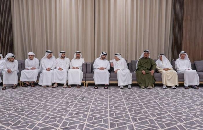 منصور بن محمد يقدّم واجب العزاء في وفاة زوجة علي الهاشمي